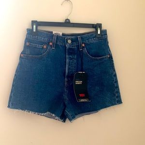 NWT Levi’s Ribcage Shorts Size 28